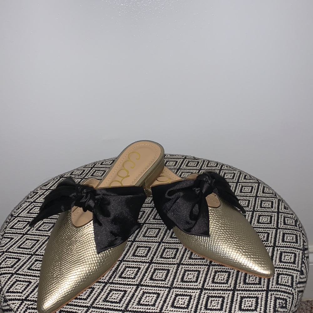 NWOT CCOCCI Gold with satin bow Flat Size 6.5